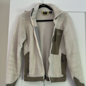 Mountain hardware jacket
